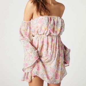 ❌SOLD❌ Chiffon Floral Print Mini Dress $35

Size Small | Wear Once for dinner